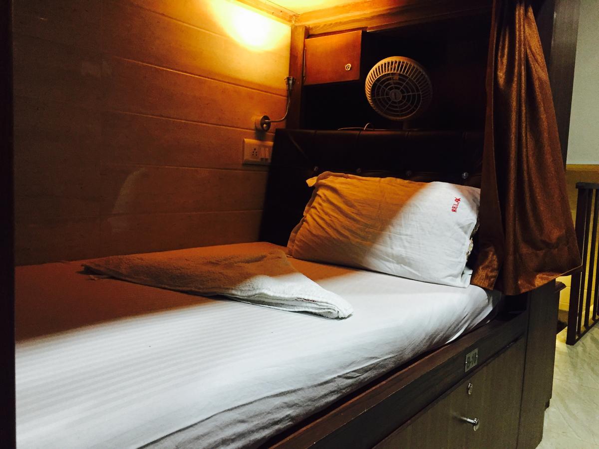 Awesome Dormitory - Men Only Mumbai Eksteriør bilde